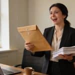 Licenciée après avoir craqué devant son patron : la justice lui donne raison et lui accorde plus de 12 000 euros