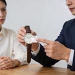 conseiller bancaire montre calendrier a cliente inquiete