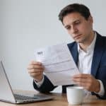 employe de bureau britannique consultant son bulletin de paie