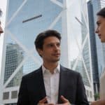 Employes de bureau discutant devant gratte ciel monégasques