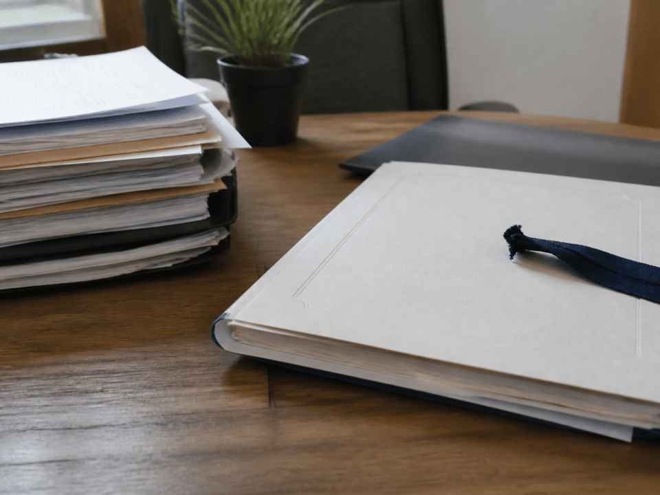 Documents financiers et diplôme infirmier posés sur bureau