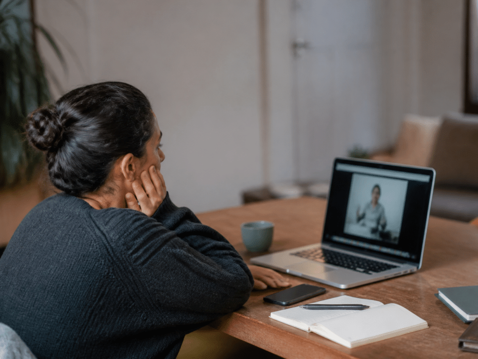 Personne assise devant ordinateur suivant cours virtuel professionnel