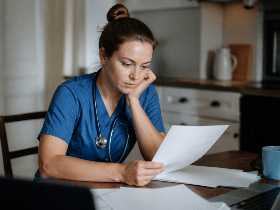 Femme en uniforme medical consultant documents transition carriere professionnelle