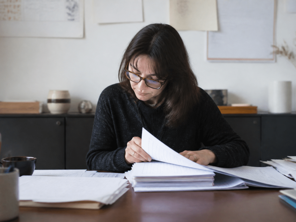 Femme assise a un bureau consultant des documents de formation professionnelle