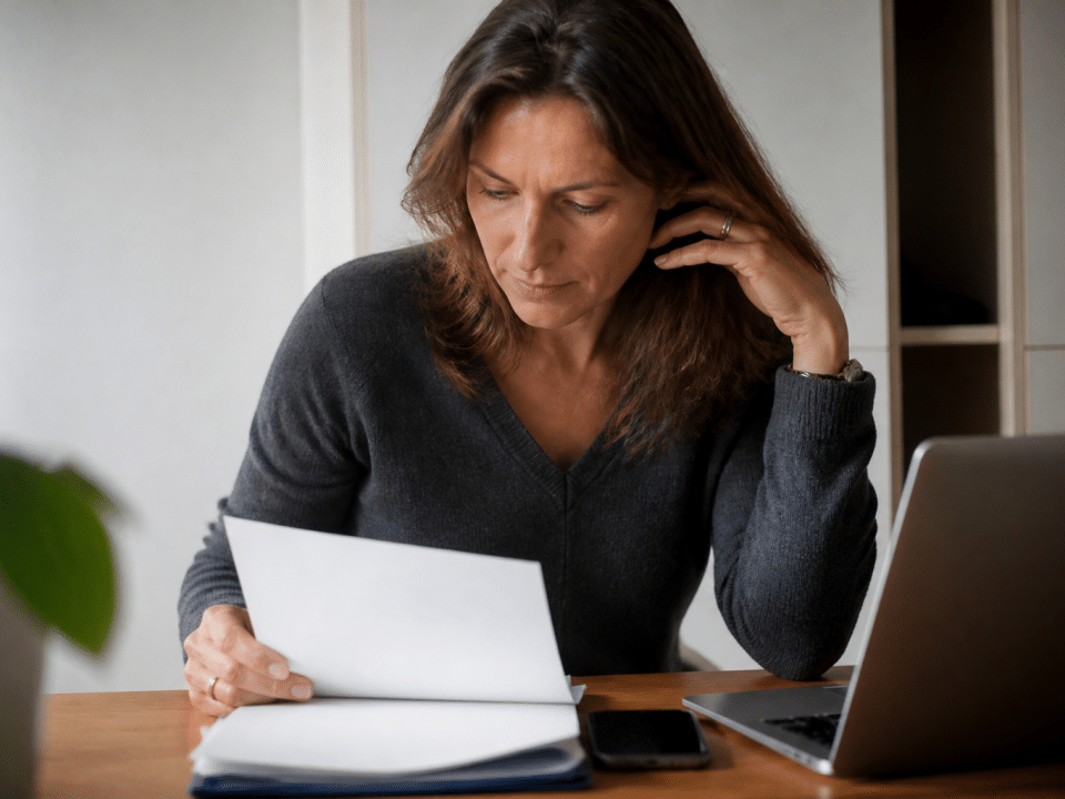 Femme quarantenaire assise a bureau consultant documents formation professionnelle