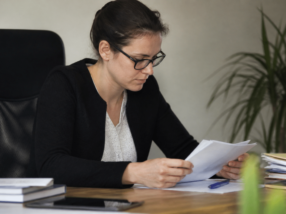 Agent administratif consultant documents formation assis bureau