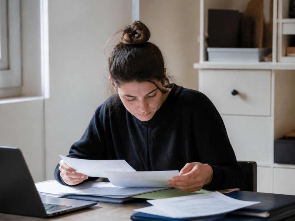 Femme etudiant documents medicaux assis bureau formation