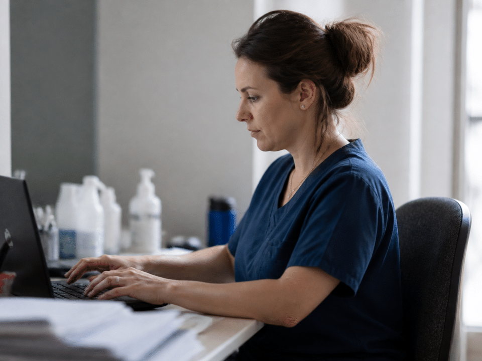 Femme tapant sur clavier ordinateur bureau medical