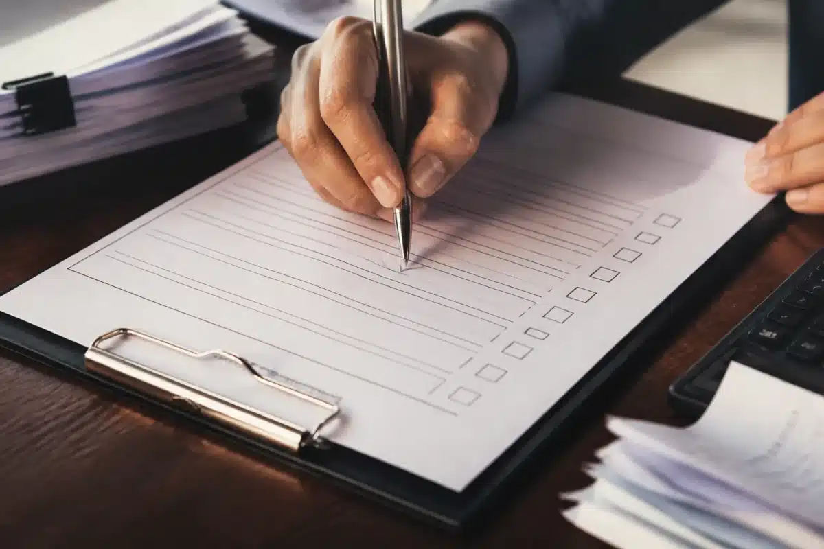Formulaire fiscal avec cases a cocher et documents justificatifs