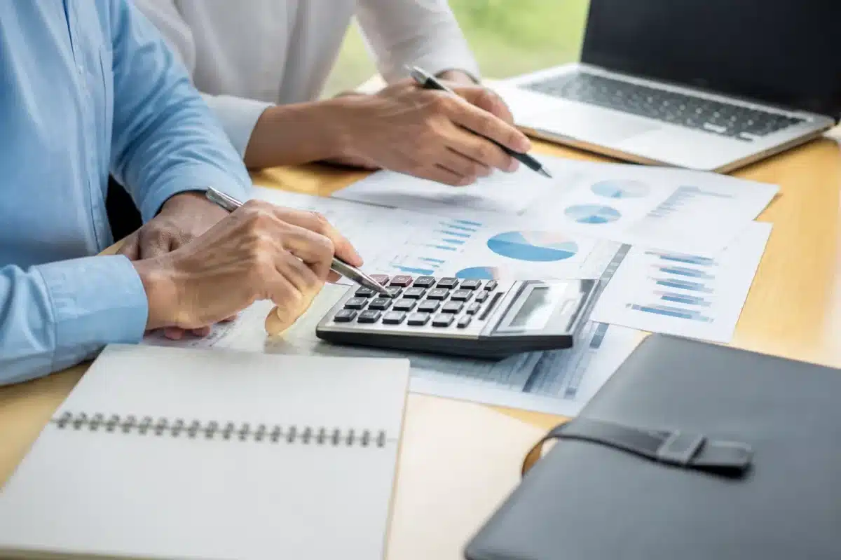 Tableau de calcul montrant salaires, pourcentages et montants de pension