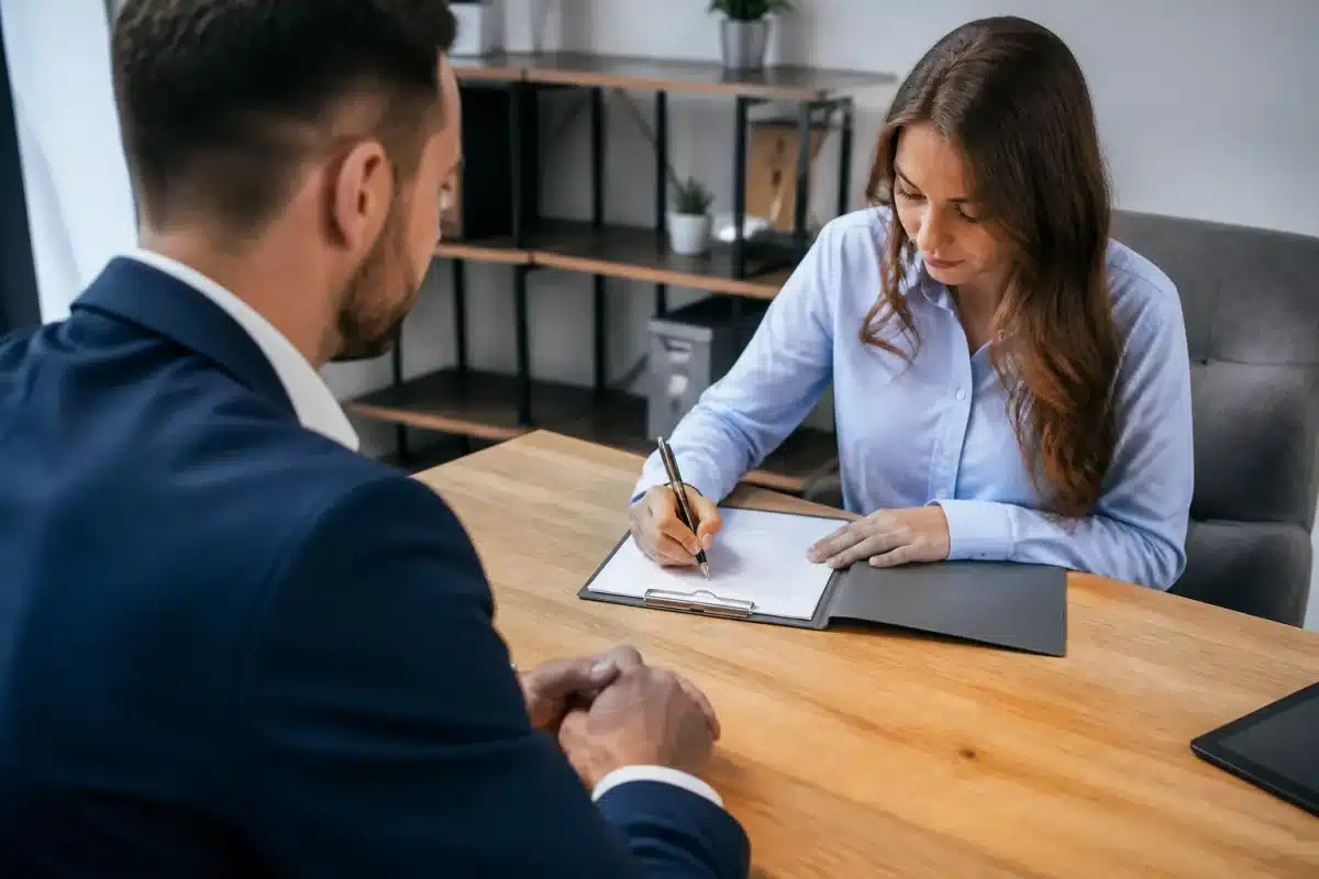 Personne signant document congé auprès employeur bureau