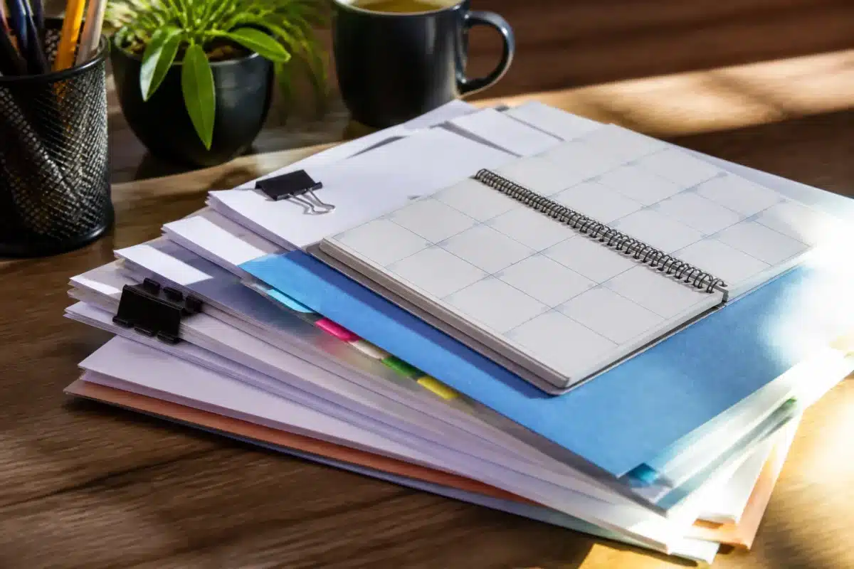 Documents administratifs avec calendrier montrant années 2026 2027