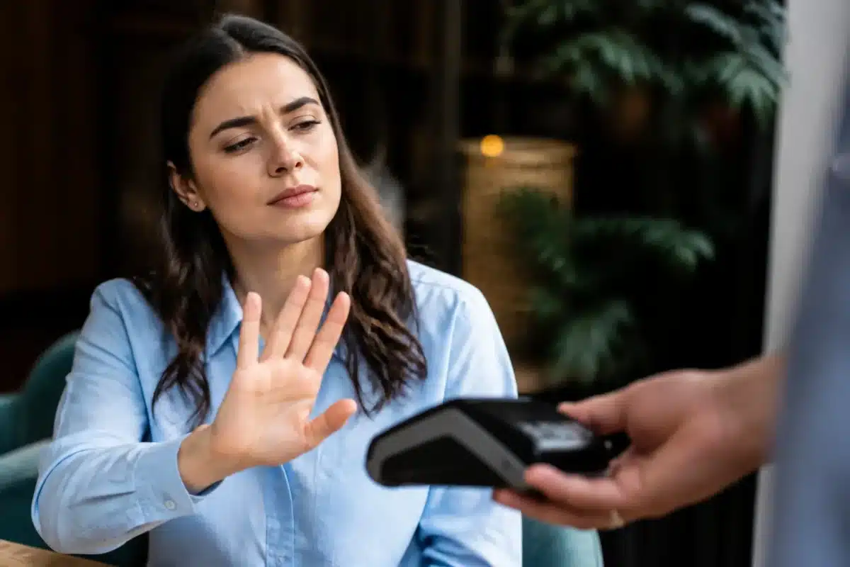 Personne refusant document paiement avec geste main non