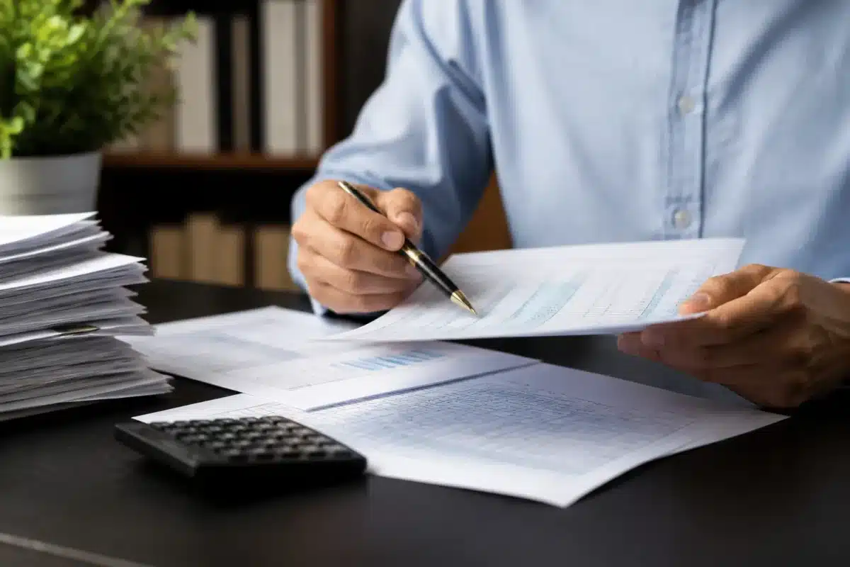 Document fiscal montrant revenus et abattements avec chiffres visibles