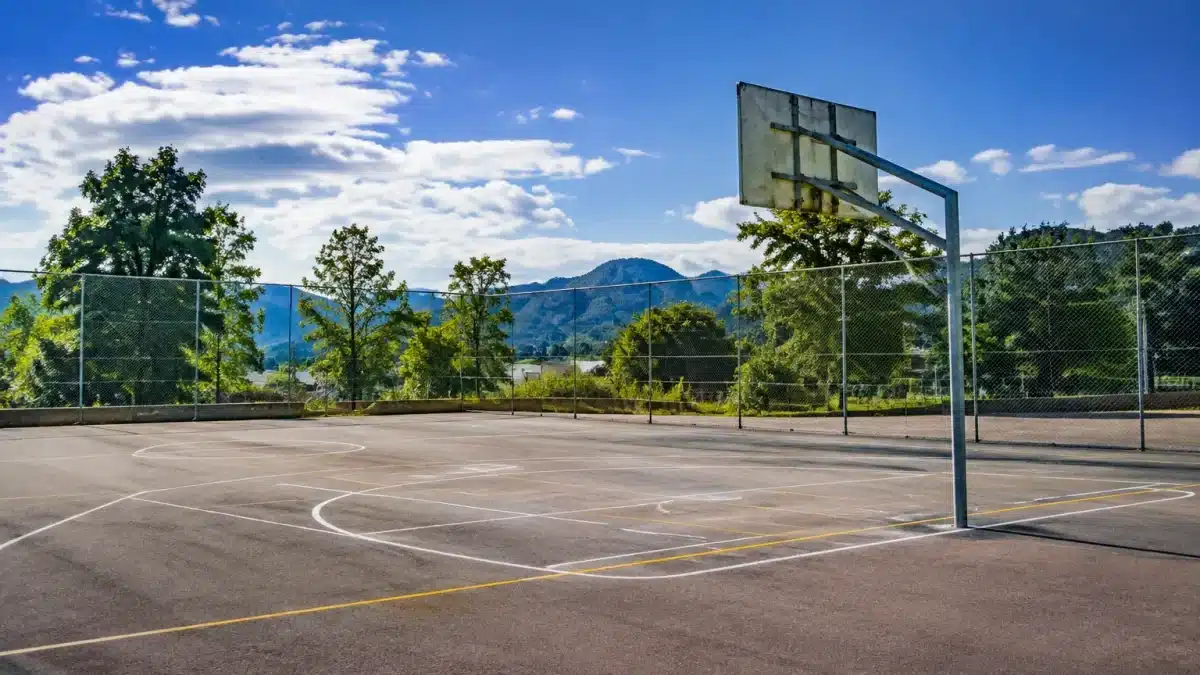 Terrain de sport vide avec panneau budget disparu, fonds manquants