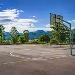 Terrain de sport vide avec panneau budget disparu, fonds manquants