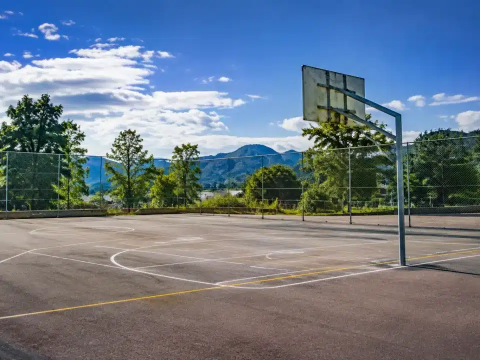 Terrain de sport vide avec panneau budget disparu, fonds manquants