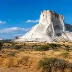 Imposante structure blanche dominant paysage de savane africaine aride