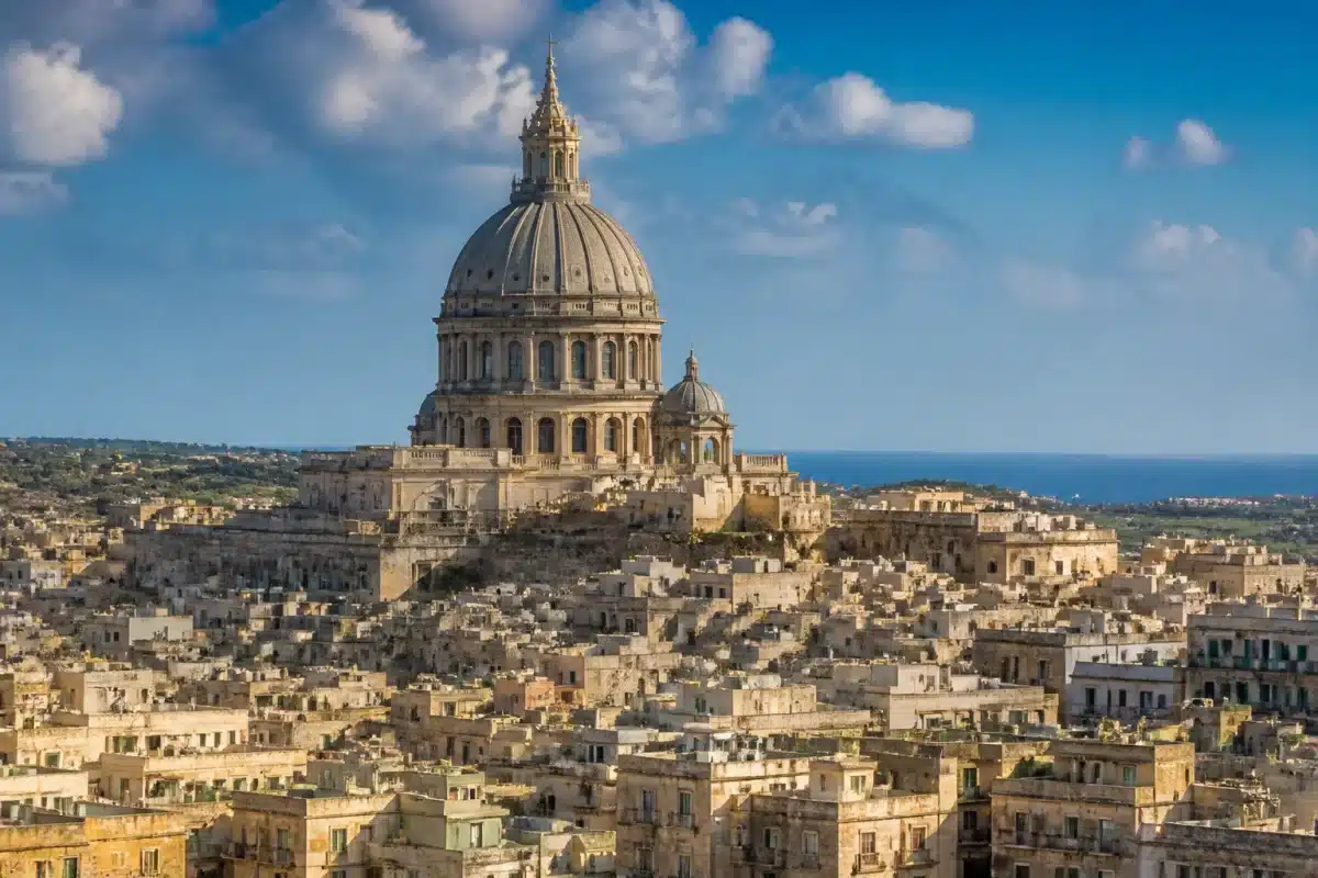 Basilique imposante avec croix au sommet depasse Rome