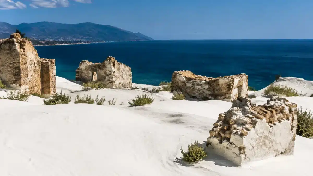 Couche epaisse beton blanc recouvrant ruines village submerge sicile