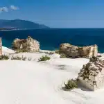 Couche epaisse beton blanc recouvrant ruines village submerge sicile