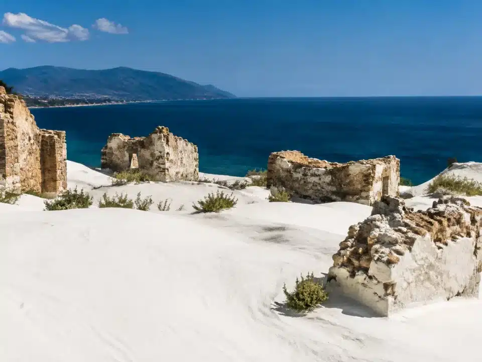 Couche epaisse beton blanc recouvrant ruines village submerge sicile