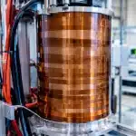 Bobine de ruban supraconducteur haute temperature enroule verticalement en laboratoire