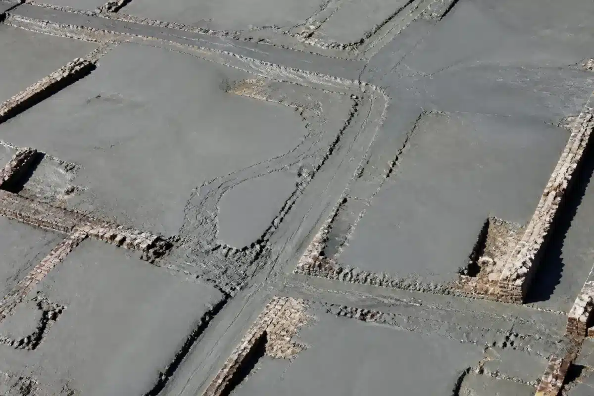 Béton gris versé sur ruines avec tracés de rues visibles