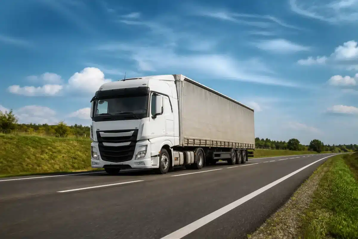 Camion diesel chargé roulant sur autoroute déserte