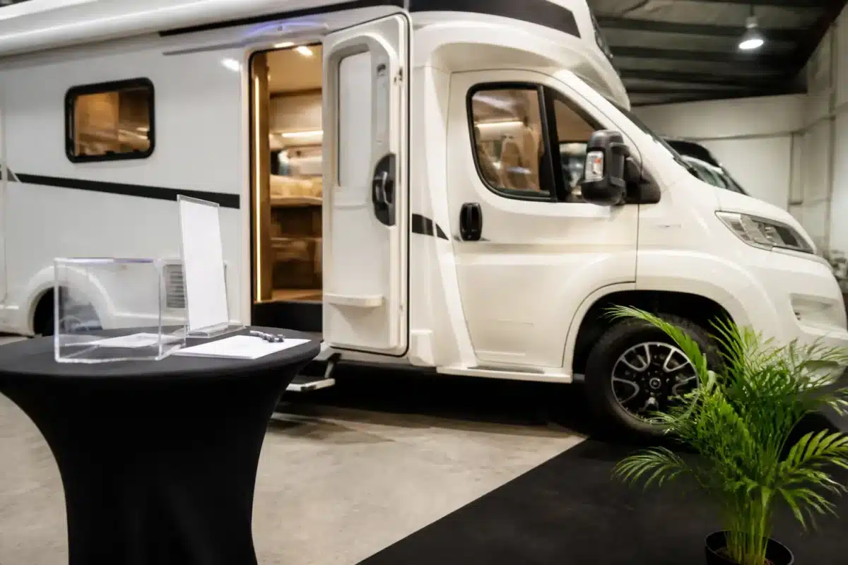 Camping-car blanc avec panneau promotion et formulaire de tirage au sort