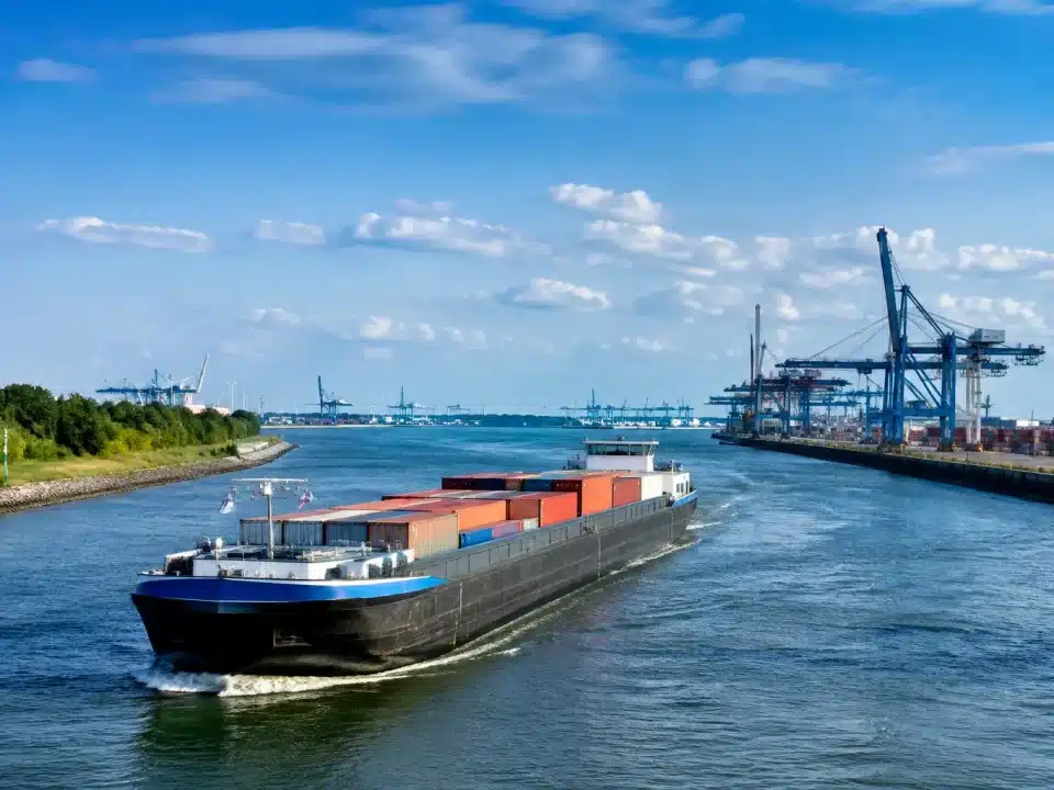 Canal de navigation reliant fleuve à ports portuaires du nord européen