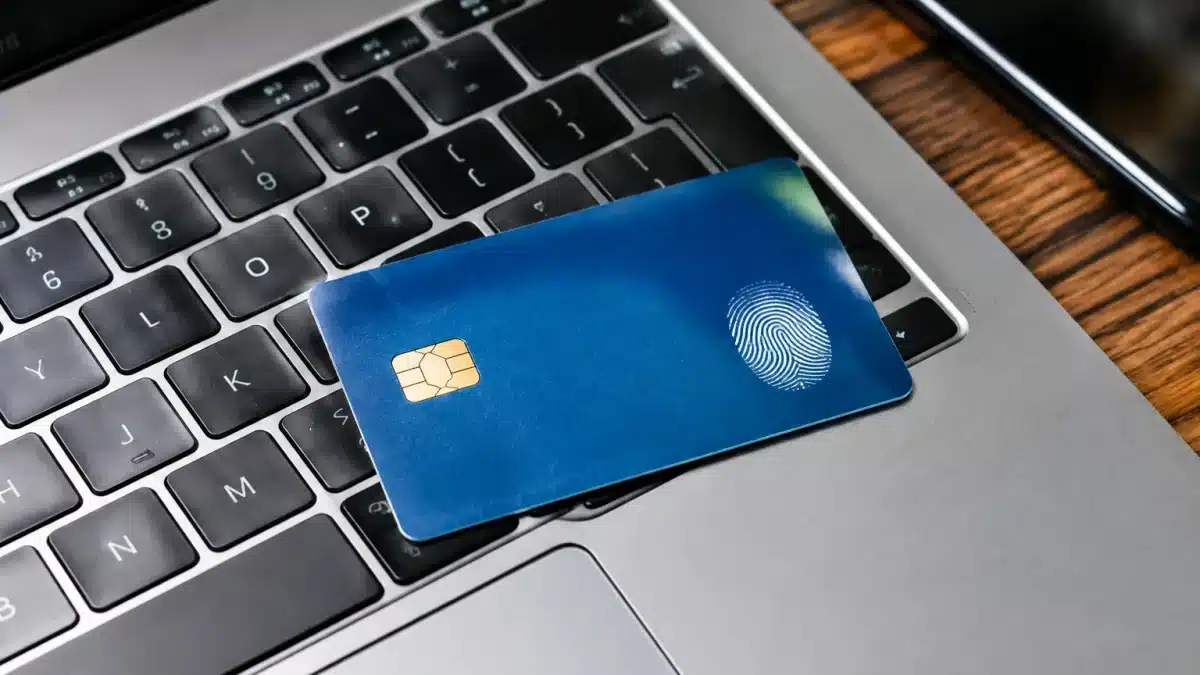 Carte bancaire posee sur clavier avec empreinte digitale visible