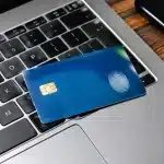 Carte bancaire posee sur clavier avec empreinte digitale visible