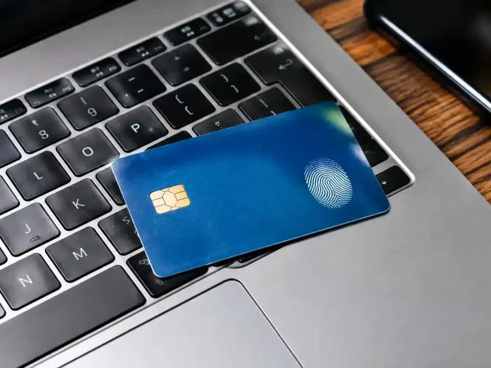 Carte bancaire posee sur clavier avec empreinte digitale visible