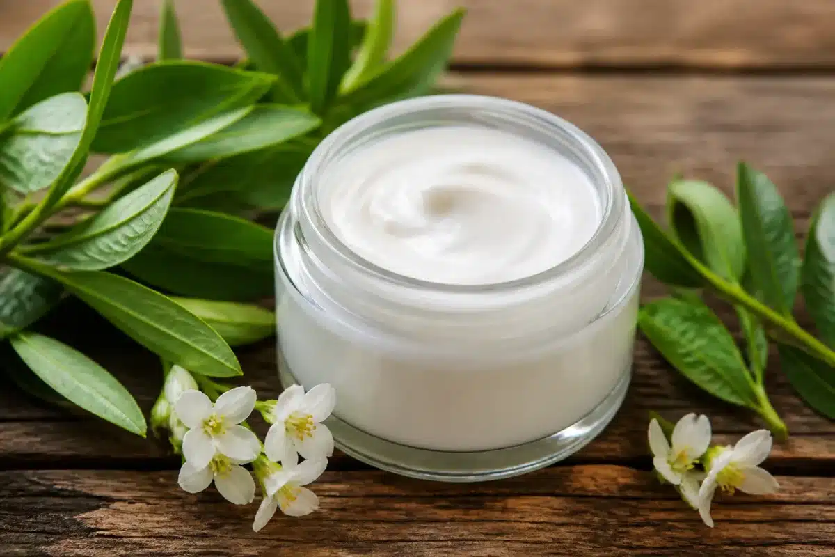 Pot de creme blanche avec etiquette de bien-etre naturel