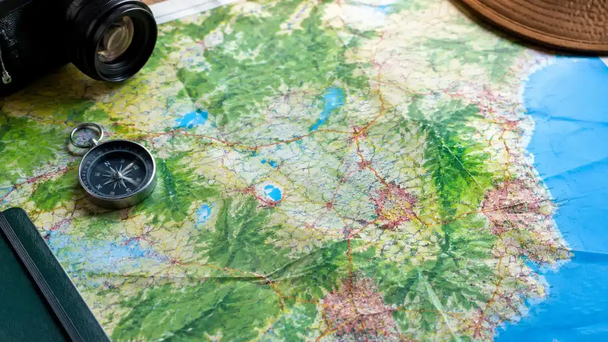 Carte géographique montrant villes dispersées entre zones urbaines denses