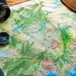 Carte géographique montrant villes dispersées entre zones urbaines denses