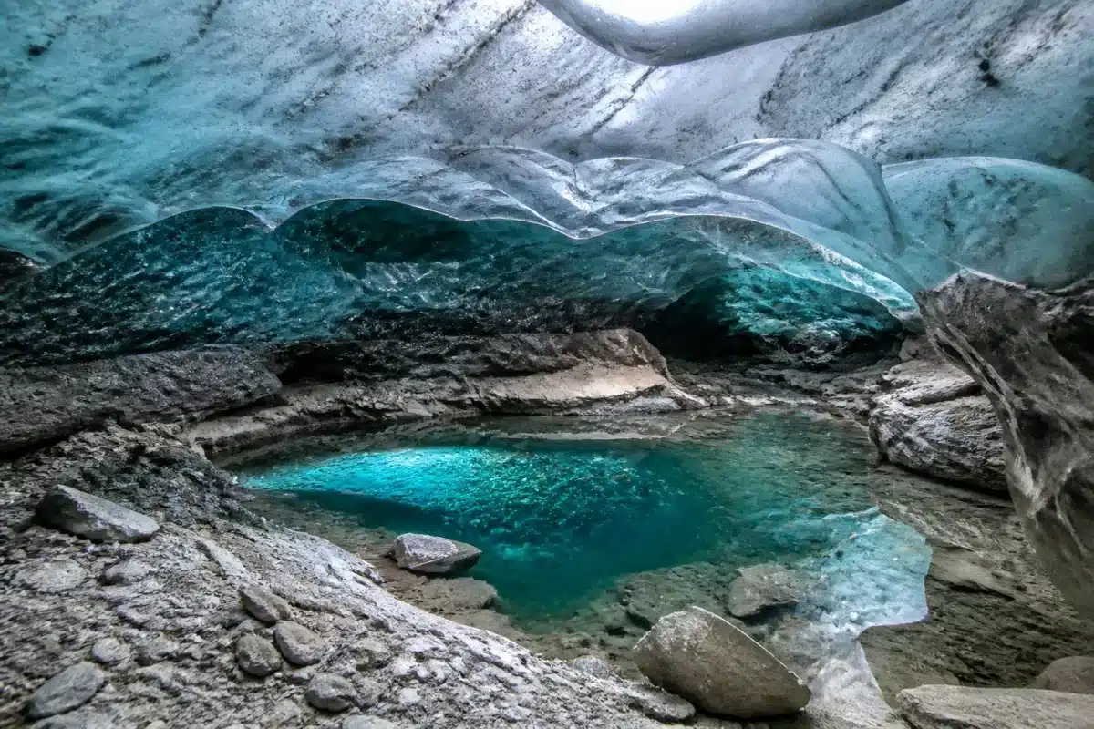 Terrain gelé s'effondrant révélant lacs et mares souterraines