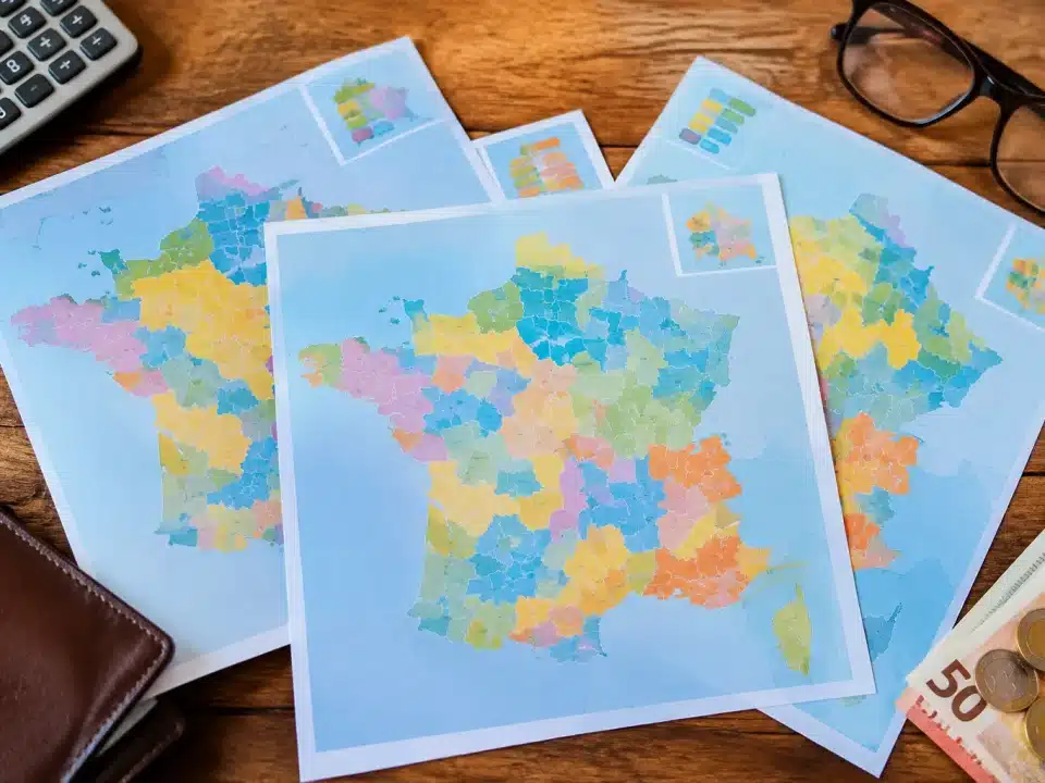 Trois cartes departementales francaises affichant montants retraite mensuels eleves