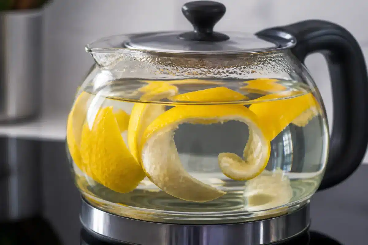 Ecorces citron jaunes dans bouilloire remplie eau
