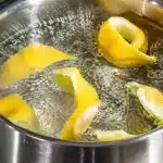 Ecorces citron jaunes flottant dans eau bouillante kettle