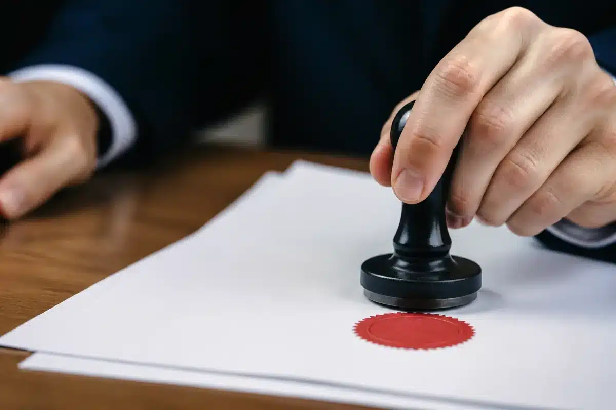 Documents administratifs officiels avec tampon de sécurité renforcée