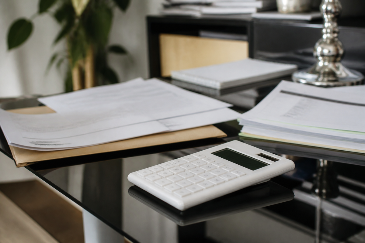 Documents contrats devis et calculatrice sur bureau