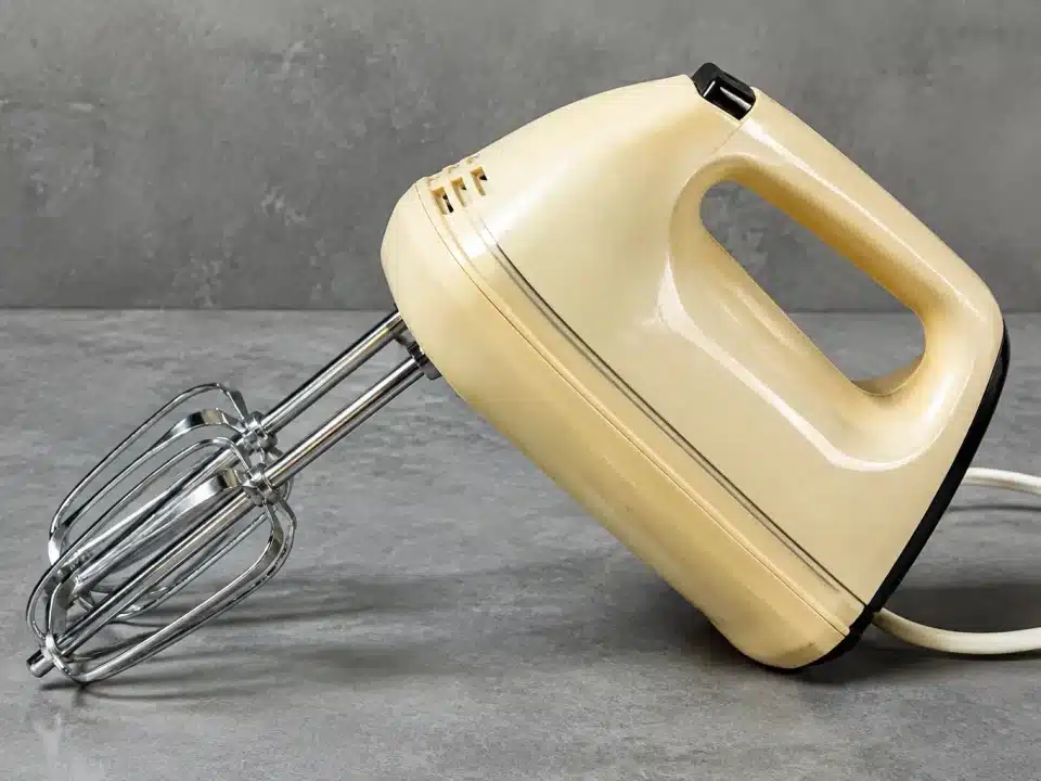 Electromenager ancien pose horizontalement sur surface grise