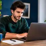 Elu assis devant ordinateur portable redige texte sans divulguer source