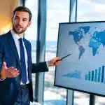 Homme debout presentant graphiques croissance projets internationaux
