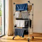 Etendoir a linge compact positionne verticalement seche vetements humides rapidement
