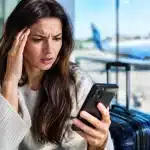 Smartphone affichant facture elevee frais roaming international etranger
