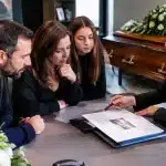 Familles consultant documents officiels aupres agent pompes funebres