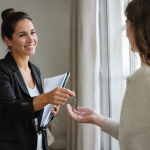 Gestionnaire remettant cles et dossiers de location